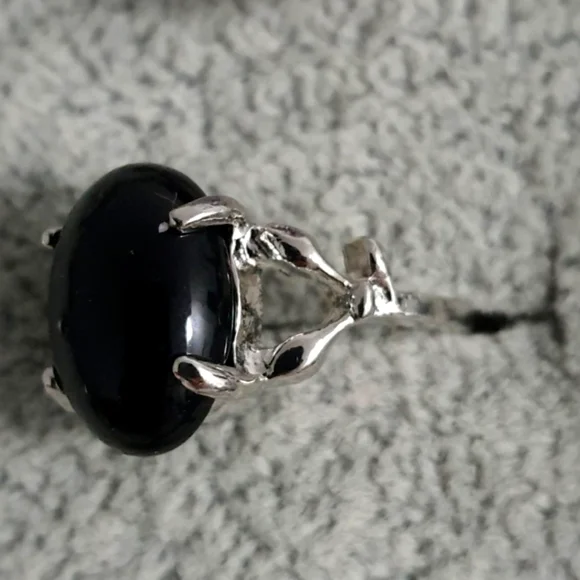 Elegant Onyx Stone Silver Ring - Picture 2 of 6